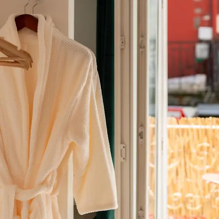 2 Pieces Coup De Coeur, Balcon, Proche Sanctuaire * Lurdy