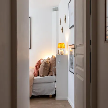 2 Pieces Coup De Coeur, Balcon, Proche Sanctuaire *